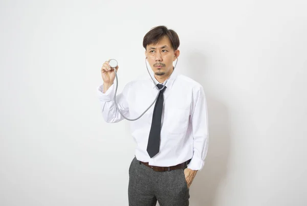 Beyaz Arka Planı Olan Yakışıklı Asyalı Doktor — Stok fotoğraf
