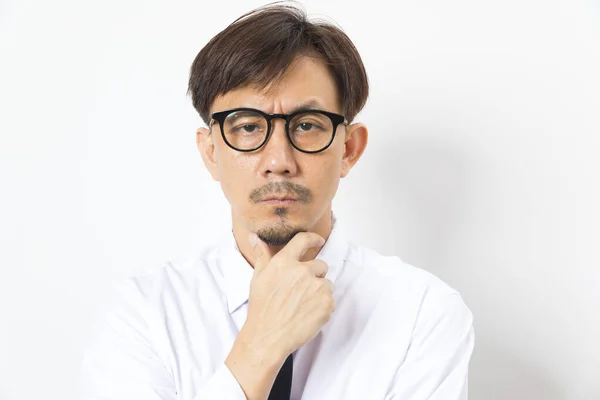 Feliz Adulto Asiático Hombre Usando Gafas Buscando Sonrisa Blanco Fondo —  Fotos de Stock