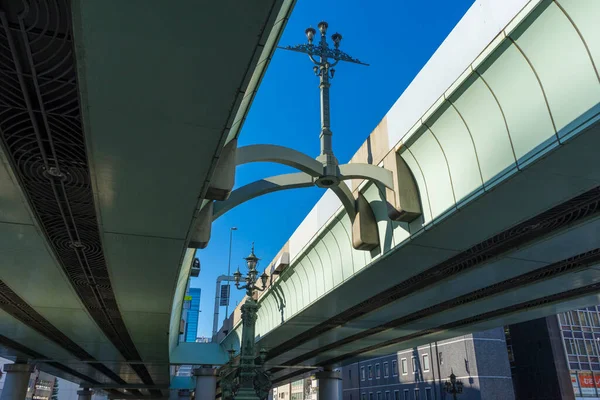日本橋旧橋の上に建つ近代的な首都自動車道 — ストック写真
