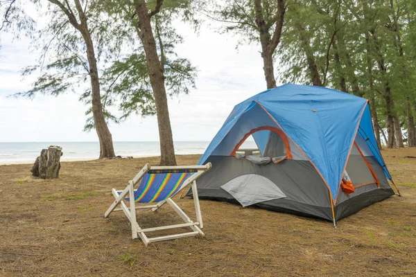 Tenda Campeggio Sulla Spiaggia Con Sfondo Blu Cielo Nella Soleggiata — Foto Stock