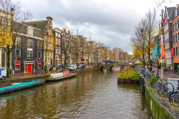 Amsterdam, Hollanda - 27 Kasım 2019 Amsterdam, Hollanda 'da 27 Kasım 2019' da Amsterdam Kanalı 'ndaki ev ve teknelerin görüntüsü.