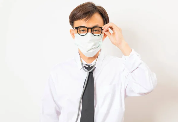Ασιάτης Γιατρός Φορώντας Μια Χειρουργική Μάσκα Λευκό Φόντο — Φωτογραφία Αρχείου