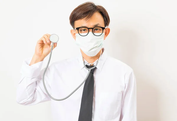 Asiatische Mann Arzt Trägt Eine Chirurgische Maske Auf Weißem Hintergrund — Stockfoto