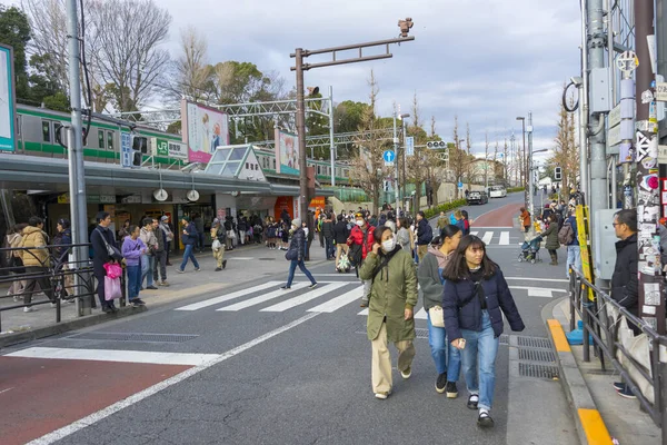 日本东京 2020年1月4日 2020年1月4日在日本东京原宿火车站前行走的人群 — 图库照片