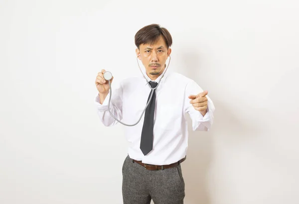 Przystojny Azji Lekarz Stojący Biały Tło — Zdjęcie stockowe