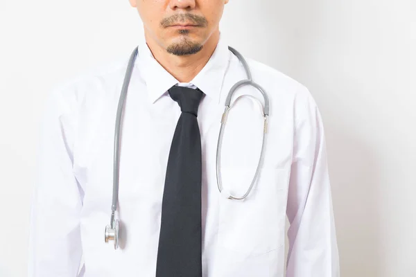 Kopfschuss Eines Hübschen Asiatischen Arztes Mit Stethoskop Auf Weißem Hintergrund — Stockfoto