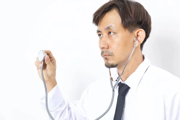 Asiatische Mann Arzt Diagnose Mit Stethoskop Auf Weißem Hintergrund — Stockfoto