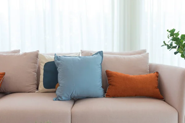 Almohadas Naranja Azul Sofá Tela Blanca Sala Estar Moderna Con — Foto de Stock