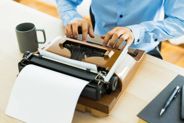 Stijlvolle Hippe Werkplek Retro Typemachine Koffiebeker Kantoor Het Thuiskantoor Van — Stockfoto