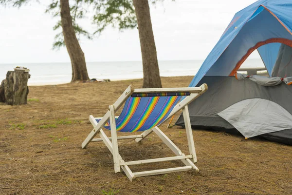 Kemping Sátor Strandon Kék Háttér Napsütéses Nyári Napon — Stock Fotó