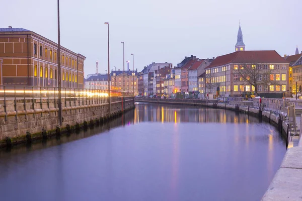 Амстердам Нидерланды Ноября 2019 Вид Дома Лодки Амстердамском Канале Сумерках — стоковое фото