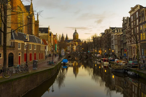 Amsterdam Netherlands Nov 2019 View Houses Boats Amsterdam Canal Twilight — Stock Photo, Image