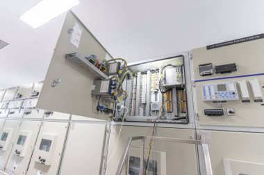 Modern bir binanın içinde.