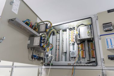Kablolu bir elektrik santralinin kontrol paneli