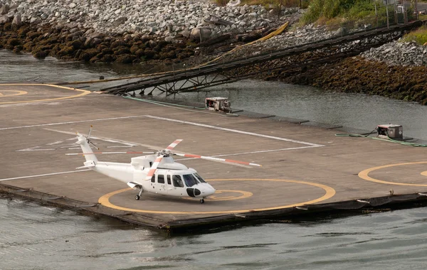 Helikopter på heliport — Stockfoto