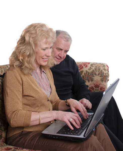 Pareja buscando imágenes de su familia —  Fotos de Stock