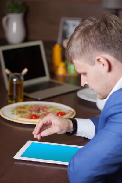 Empresário profissional trabalhando na mesa e usando uma tela de toque — Fotografia de Stock