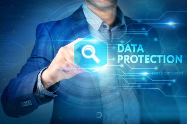 İş, internet, teknoloji kavramı. İşadamı veri seçer 