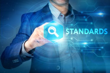 İş, internet, teknoloji kavramı. İşadamı Stand seçer