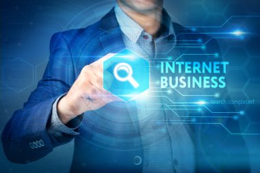 İş, internet, teknoloji kavramı. İşadamı Inter seçer