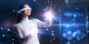 İş, teknoloji, internet ve şebeke kavramı. Geleceğin sanal ekranı üzerinde çalışan genç bir girişimci yazıyı görüyor: maaş bordrosu.