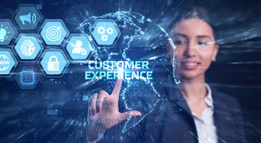 İş, Teknoloji, İnternet ve ağ konsepti. Genç işadamı geleceğin sanal ekranı üzerinde çalışıyor ve yazıyı görüyor: müşteri tecrübesi