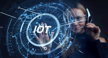 Nesnelerin interneti - IOT konsepti. İşadamı IOT ürünleri ve çözümler sunuyor. Genç işadamı sanal ekranda IoT metin ile soyut çipi seçin