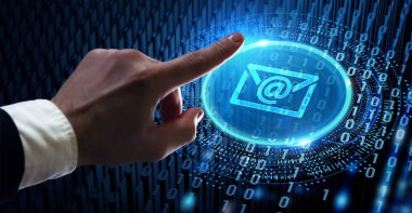 E-posta iletişimi. Yükselt. Yazılım programını güncelle. Genç işadamı sanal ekrandaki simge e- postasını seçin.