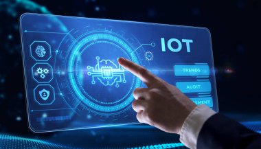 Nesnelerin interneti - IOT konsepti. İşadamı IOT ürünleri ve çözümler sunuyor. Genç işadamı sanal ekranda IoT metin ile soyut çipi seçin.