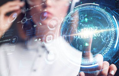 İş, teknoloji, internet ve şebeke kavramı. Geleceğin sanal ekranı üzerinde çalışan genç bir girişimci yazıyı görür: yaklaşan pazarlama.