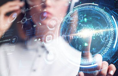İş, teknoloji, internet ve şebeke kavramı. Genç bir girişimci geleceğin sanal ekranı üzerinde çalışıyor ve yazıyı görüyor: iş dönüşümü 