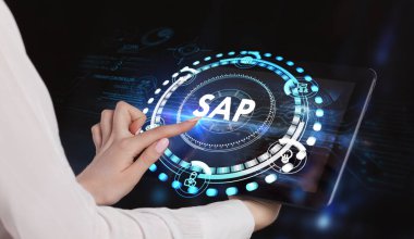 Sanal ekran veri merkezinde SAP Sistem Yazılım Otomasyonu kavramı. İş, modern teknoloji, İnternet ve ağ kurma kavramı.