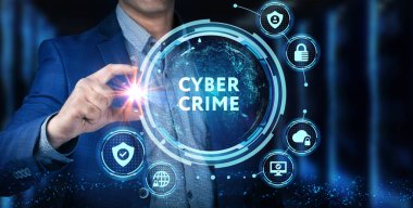 Siber güvenlik veri koruması iş teknolojisi gizlilik kavramı. Genç işadamı sanal ekrandan siber suç simgesini seçti.