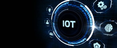 Nesnelerin interneti - IOT konsepti. İş adamı IOT ürünleri ve çözümler sunuyor. 