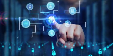 Nesnelerin interneti - IOT konsepti. İşadamı IOT ürünleri ve çözümler sunuyor. Genç işadamı sanal ekranda IoT metin ile soyut çipi seçin.