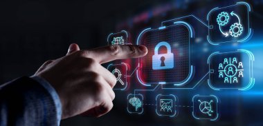 Siber güvenlik veri koruması iş teknolojisi gizlilik kavramı. Genç işadamı sanal ekrandaki ikon güvenliğini seçin