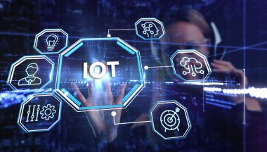 Nesnelerin interneti - IOT konsepti. İşadamı IOT ürünleri ve çözümler sunuyor. Genç işadamı sanal ekranda IoT metin ile soyut çipi seçin.     