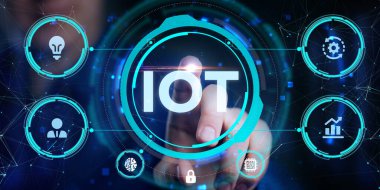 Nesnelerin interneti - IOT konsepti. İşadamı IOT ürünleri ve çözümler sunuyor. Genç işadamı sanal ekranda IoT metin ile soyut çipi seçin