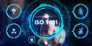 İş, teknoloji, internet ve şebeke kavramı. Geleceğin sanal ekranı üzerinde çalışan genç bir girişimci yazıyı görür: ISO 9001