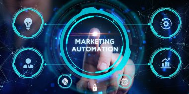 Pazarlama stratejisi planlıyorum. İş, Teknoloji, İnternet ve ağ konsepti. Genç işadamı sözcüğü gösterdi: Pazarlama otomasyonu