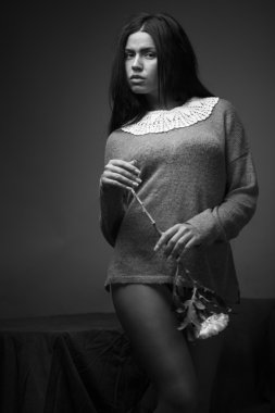 Beyaz krizantem portre genç esmer kızla.