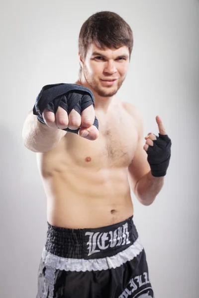 Thai boksen Artem Levin in studio — Stockfoto