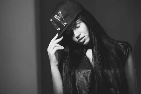 Fille dans une casquette rappeur — Photo