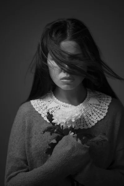 Jovem morena com crisântemo branco retrato . — Fotografia de Stock