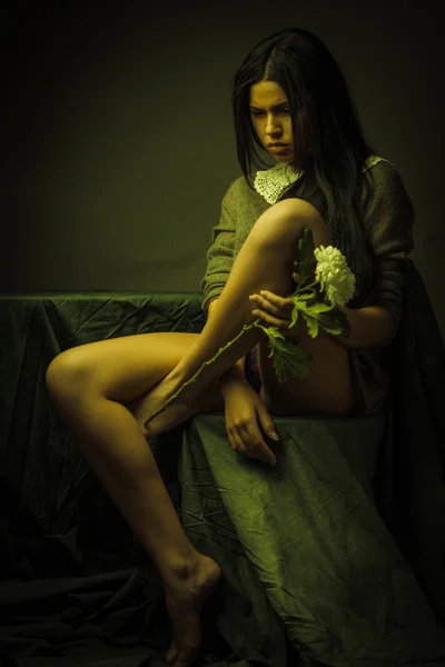 Jeune femme brune avec portrait chrysanthème blanc . — Photo
