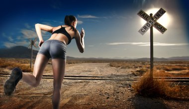 Yolda çalışan kız atlet