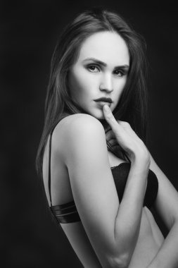İç çamaşırlı seksi kız.
