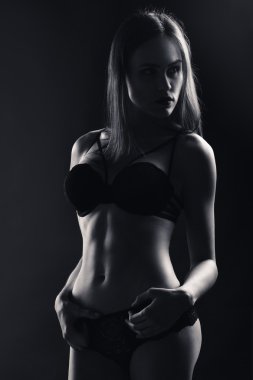 İç çamaşırlı seksi kız.