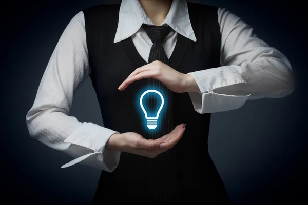 Mujer de negocios protegiendo la idea . — Foto de Stock