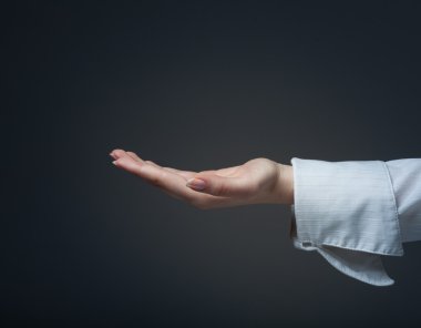 Karanlık bir arka plan üzerinde izole kadın işaret